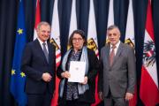 Quelle: Land Oberösterreich; Prof. OStR Mag. Elisabeth Haudum bei der Verleihung des Dekrets.